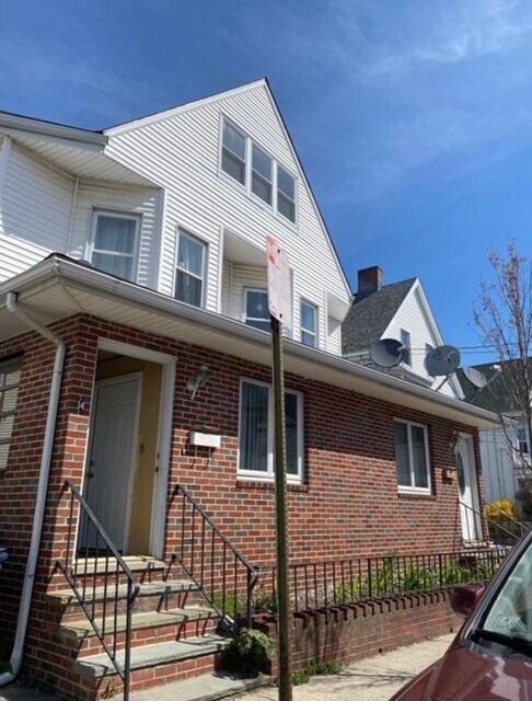 Building Photo - 36 Linden St