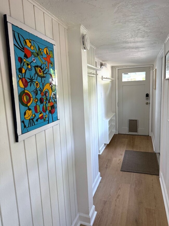 Building Photo - 2 Bedroom 2 Bath Annual Furnished Cottage ...