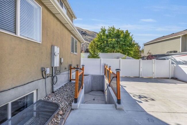 Building Photo - 2 BD 1 BA Mother-in-Law Unit at Point of t...