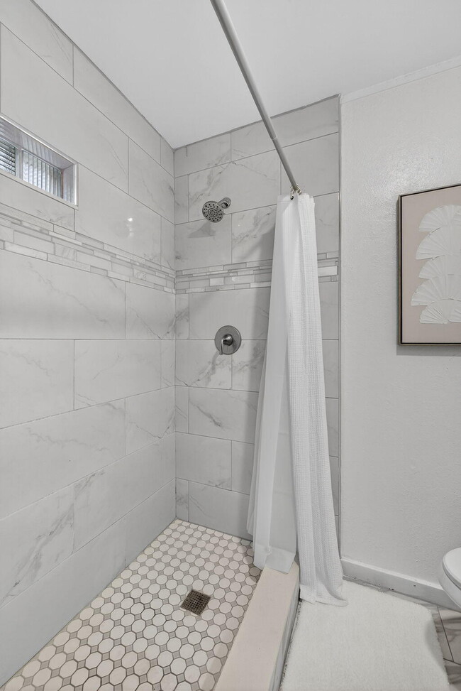 Building Photo - 1317 NE 1st Ave.