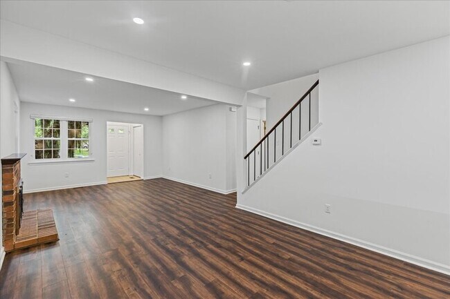 Building Photo - 100 Greensward Ln