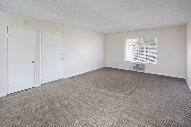 Building Photo - OPEN HOUSE: 6/27 10AM-12PM~ 2 BR Bright Apartment with Parking and AC!