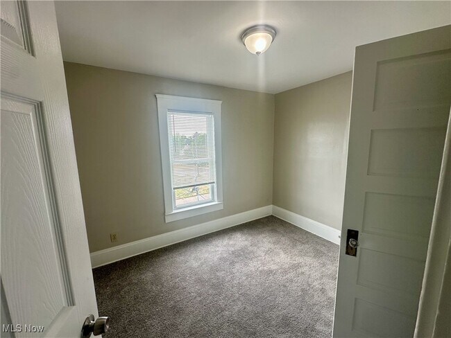 Building Photo - 555 Lumiere St