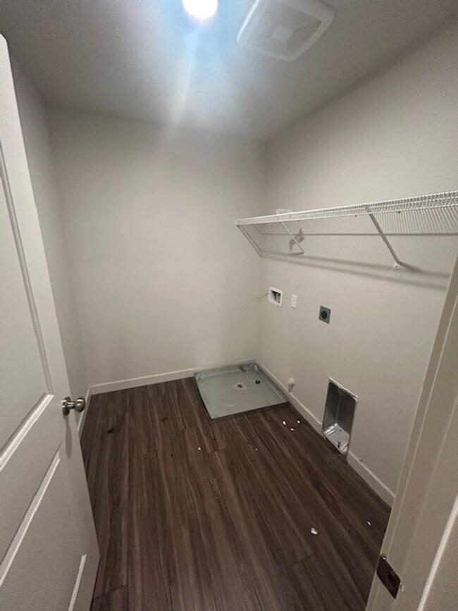 Building Photo - Newer 5 Bedroom 3 Bathroom in Tulare Coming Soon!!