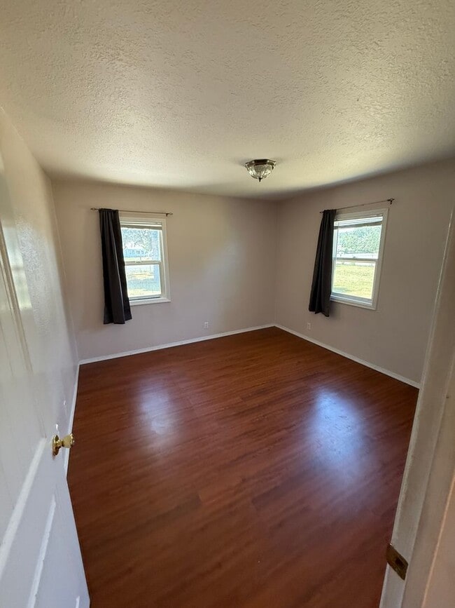 Building Photo - Adorable Renovated Farmhouse!