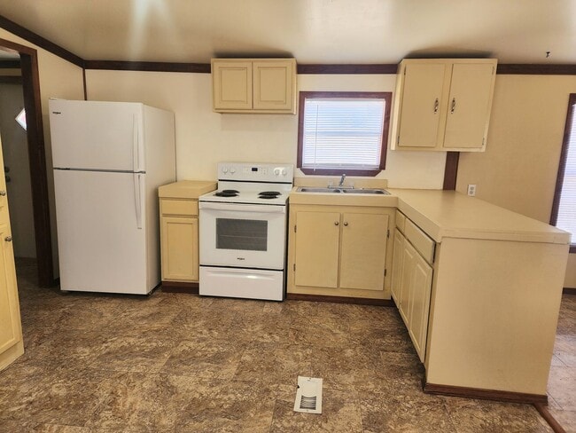 Building Photo - 503 S Roosevelt Rd V