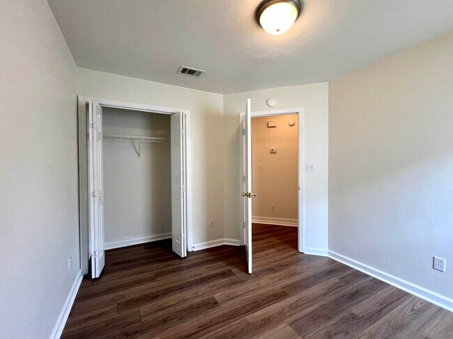 Building Photo - 2031 Sunny Dale Dr