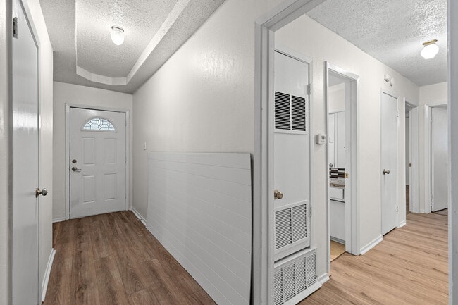 Building Photo - 1208 Clark St