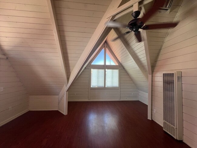 Building Photo - Cozy 1 Bedroom Apartment Located Near Free...
