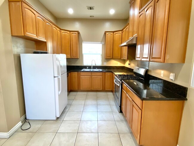 Building Photo - 15917 Sierra Vista Ct