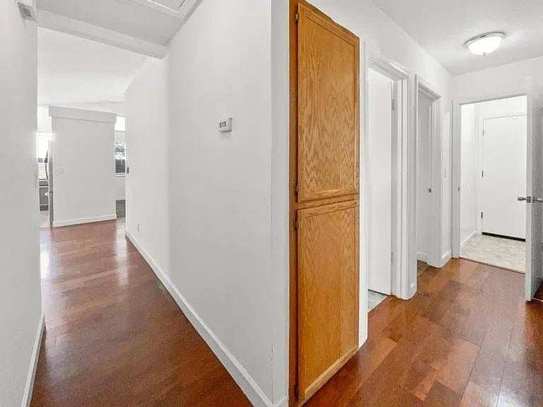 Building Photo - 1041 Shenencock Way