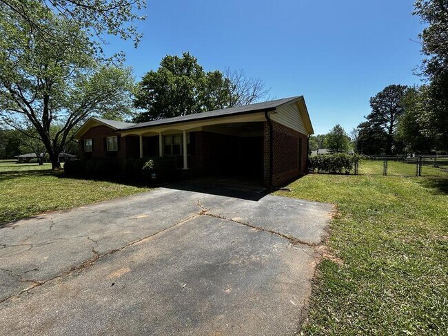 Building Photo - 418 Bishops Branch Rd