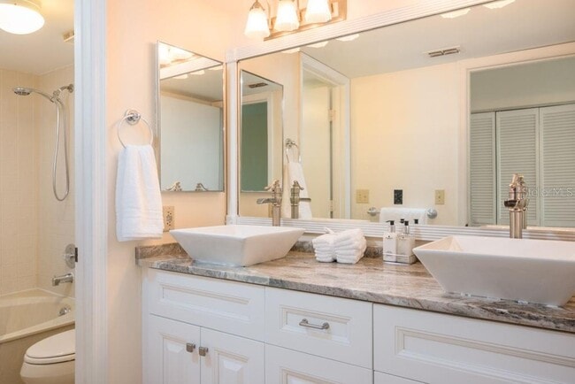 Building Photo - 160 Columbia Dr