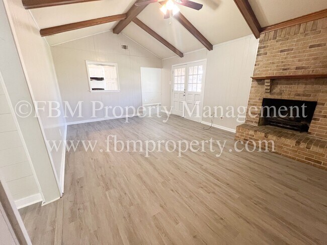 Building Photo - 1204 Williamsburg Dr