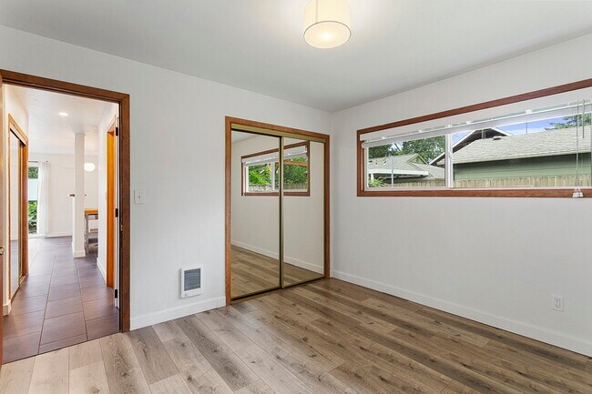 Building Photo - 5359 SE 91st Ave