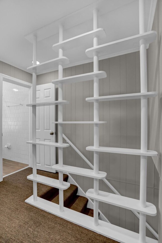 Building Photo - Completed Renovated Townhouse