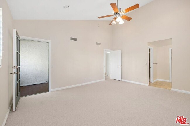 Building Photo - 1732 Palisades Dr