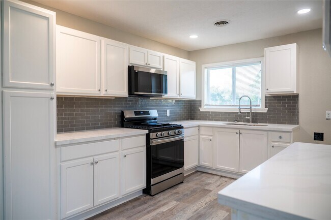 Building Photo - 5502 Elm Tree Dr