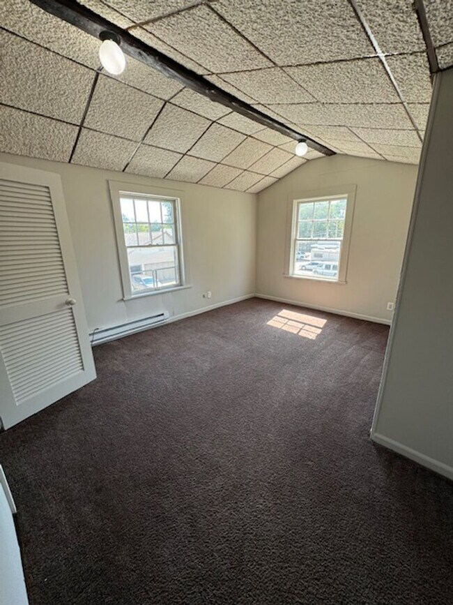 Building Photo - 627 Kenwood Ave