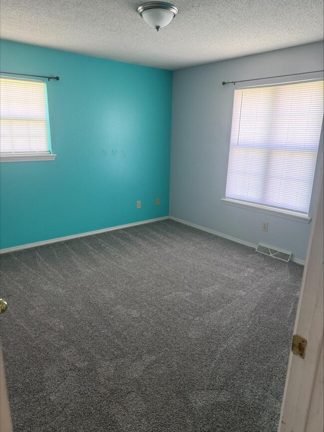 Building Photo - 2509 Southridge Dr