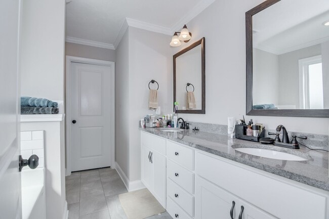 Building Photo - 4 Bedroom 2 Bathroom Two Story Home