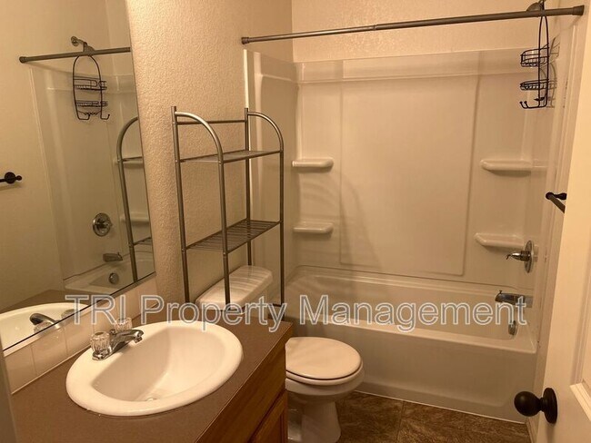 Building Photo - 301 W Cottonwood St