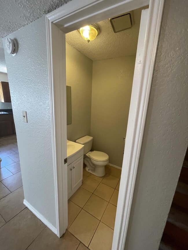 Building Photo - 921 NW Summercrest Blvd