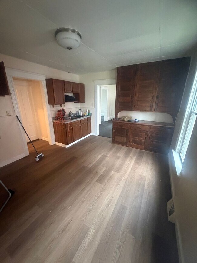 Building Photo - 1017 W 5th St