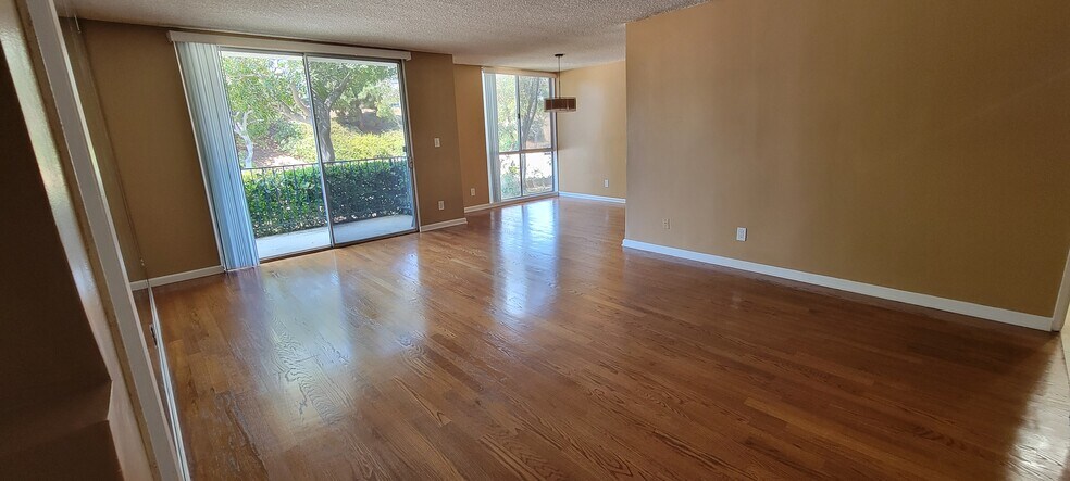 Dining room / Living room - 5974 Buckingham Pky