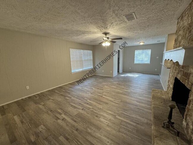 Building Photo - 3214 Three Pines Dr