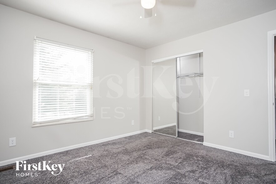 Building Photo - 935 Saffron Ln