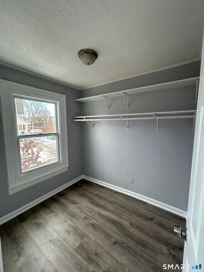 Building Photo - 18 Wilson St