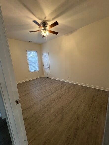 Building Photo - 400 E Meinecke Ave