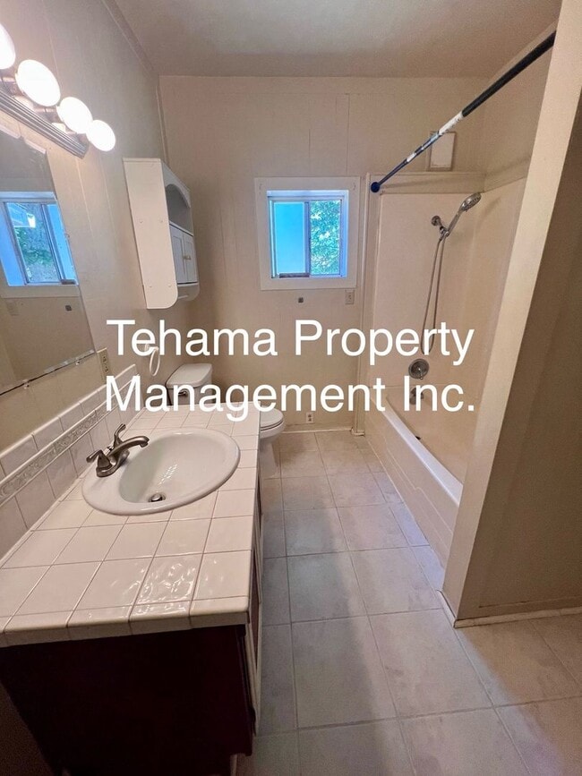 Building Photo - Victorian downtown location 3 bedroom 1 bath
