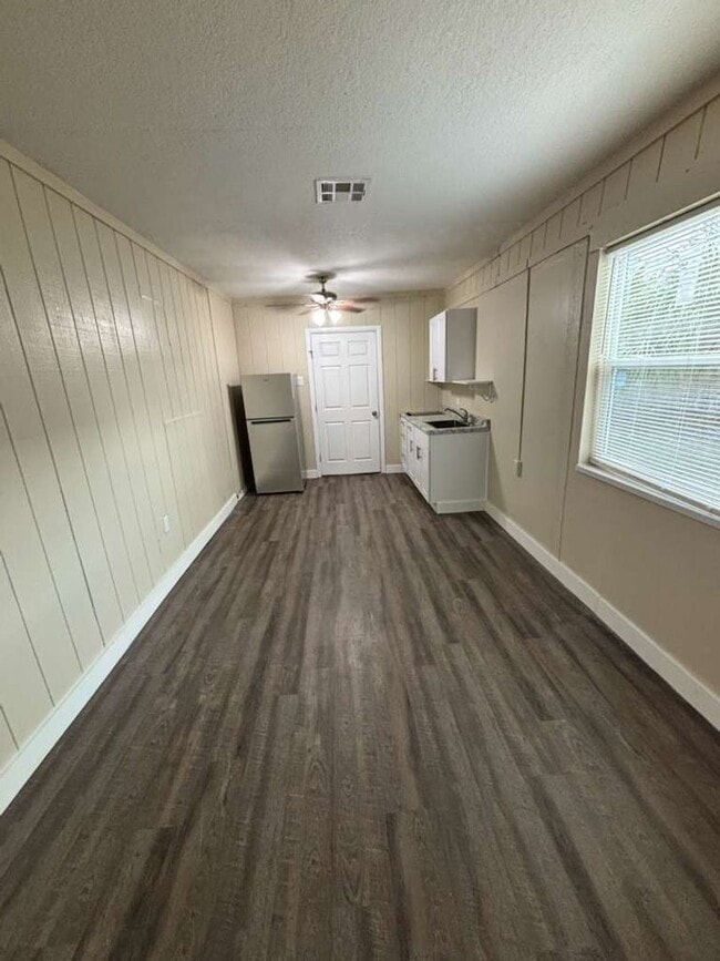 Building Photo - 1120 Union St S