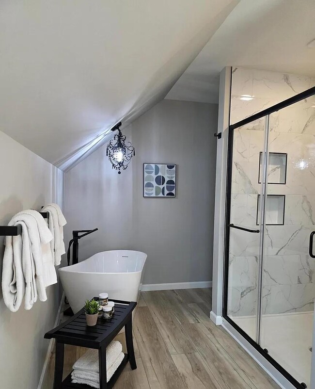 Building Photo - 2114 Pine View Dr