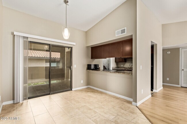 Building Photo - 1402 E Guadalupe Rd