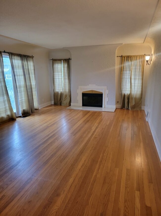 Building Photo - Gorgeous Tudor in Tacoma's North Slope Area
