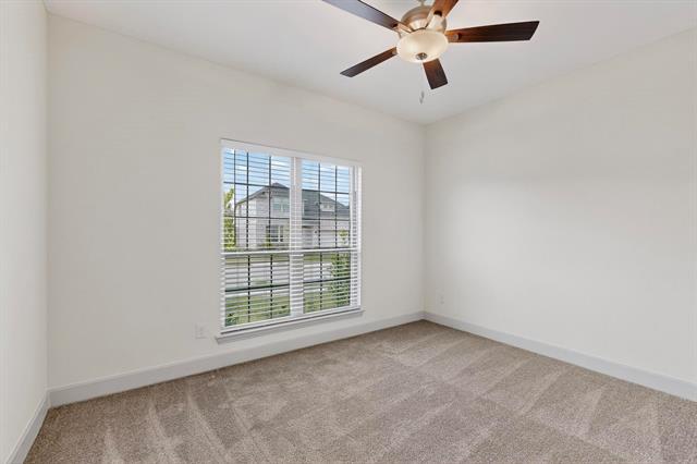 Building Photo - 560 Oak Crk Dr