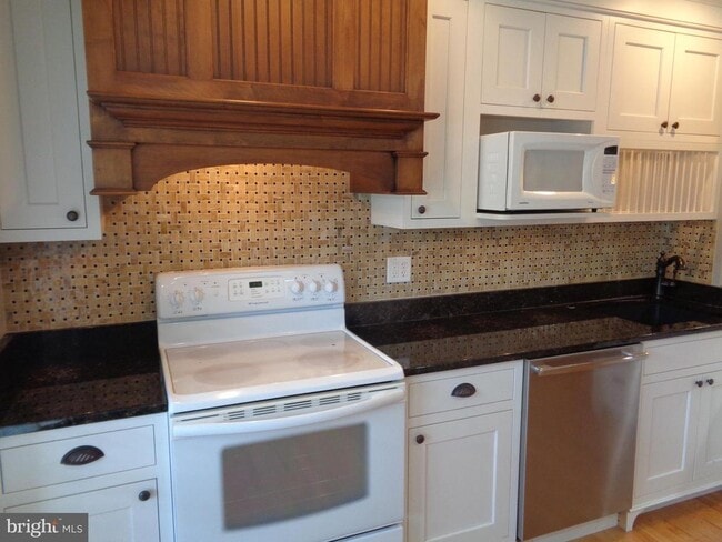 Building Photo - 10 Donagh Ct