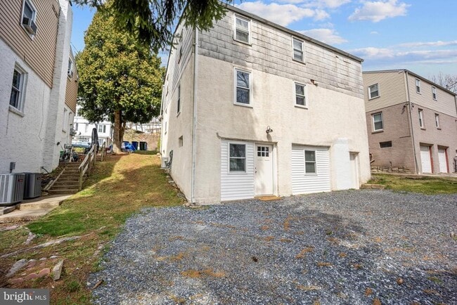 Building Photo - 645 Roberts Ave