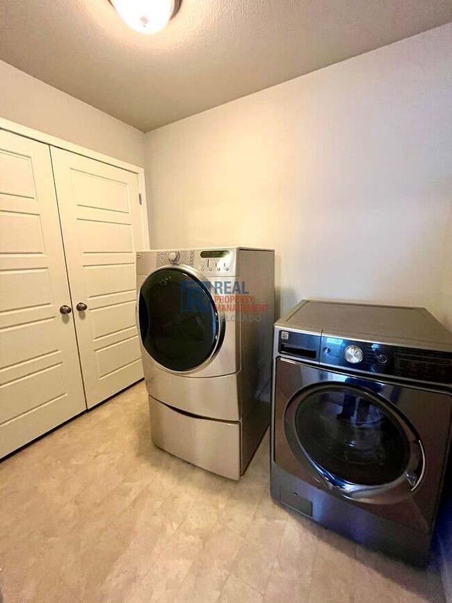 Building Photo - 6179 Mineral Belt Dr