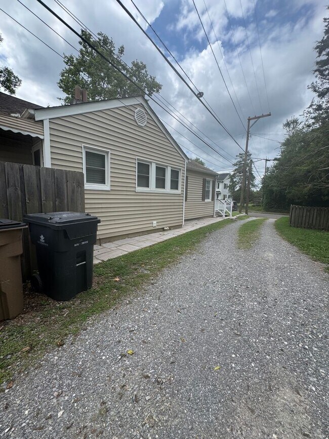Building Photo - Knoxville 37917 - 2 bedroom, 1 bath - call Lisa Vineyard 865-216-9334