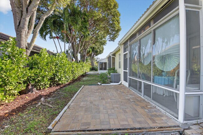 Building Photo - 6247 Heliconia Rd