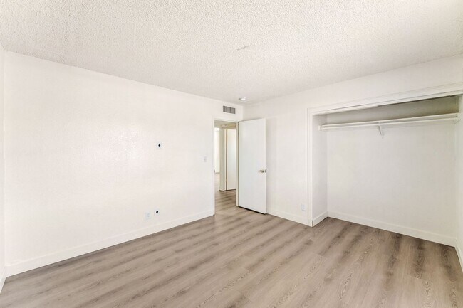 Building Photo - 5309 W Cheyenne Ave