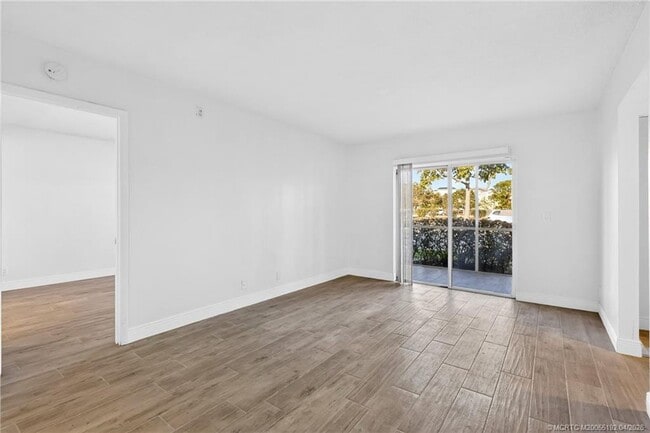 Building Photo - 1564 SE Royal Green Cir