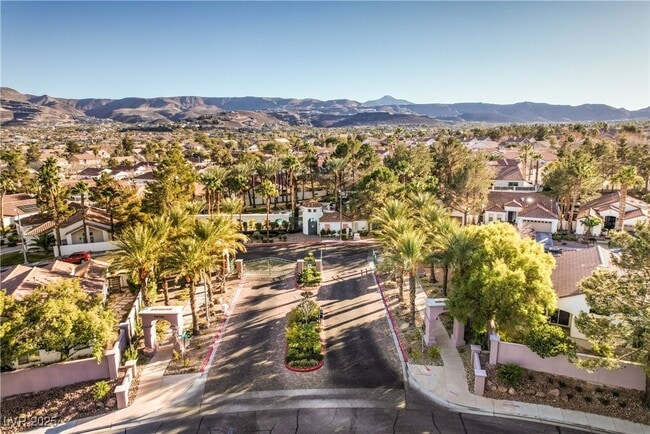 Building Photo - 1851 Vista Pointe Ave