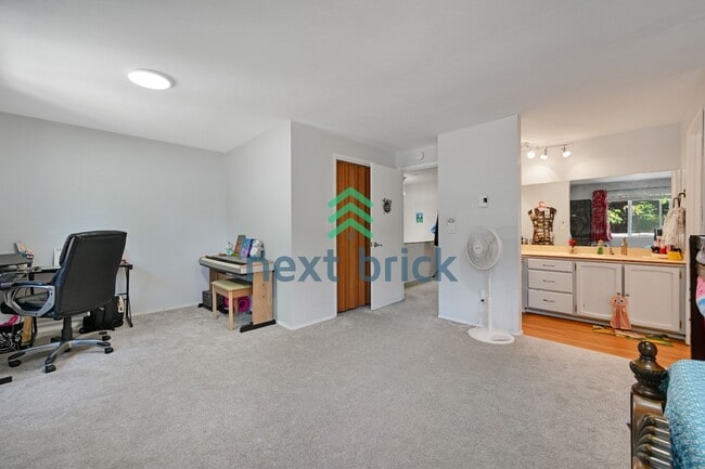 Building Photo - Charming 3-bedroom, 2.5 baths | Family-Friendly Bellevue Crossroads Neighborhood