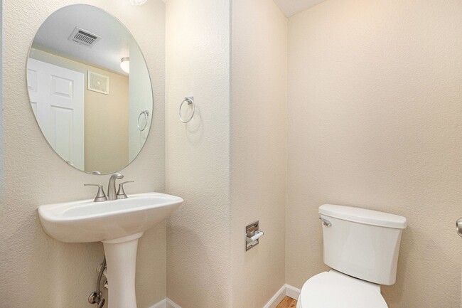 Building Photo - Bright & Spacious End-Unit Townhome with High Ceilings, Fireplace and over 1500 sqft of Living Sp...