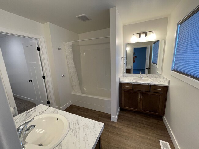 Building Photo - 3 bed 2.5 bath home rental